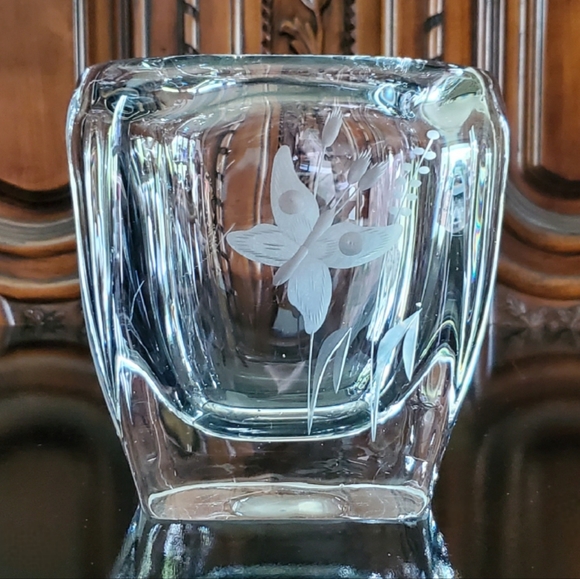 5 1/2" Tall Crystal Butterfly 🦋 Vase - Picture 11 of 13